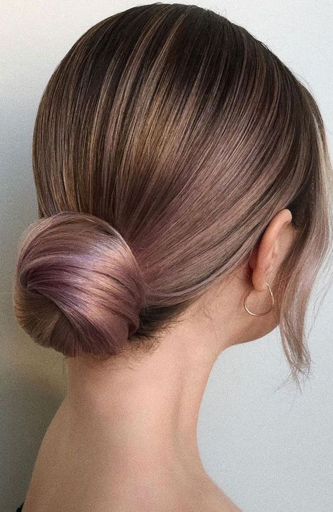 Sophisticated updos for any occasion – Low bun for lavender hair colour Modern Buns Hair, Wedding Hair Dos, Low Bun Wedding Hair, Fancy Ponytail, Formal Hairstyles Updo, Glamorous Wedding Hair, Bun Wedding, Lavender Hair Colors, Hairstyles Simple