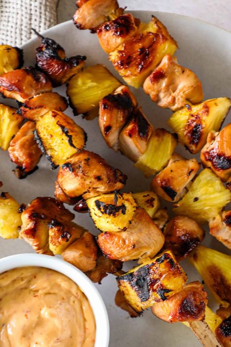 Pineapple Chicken Kebabs, Chicken Pineapple Kabobs, Pineapple Appetizers, Pineapple Kabobs, Chicken Kabob Recipes, Chicken Pineapple, Kabob Recipes, Pineapple Recipes, Pineapple Chicken