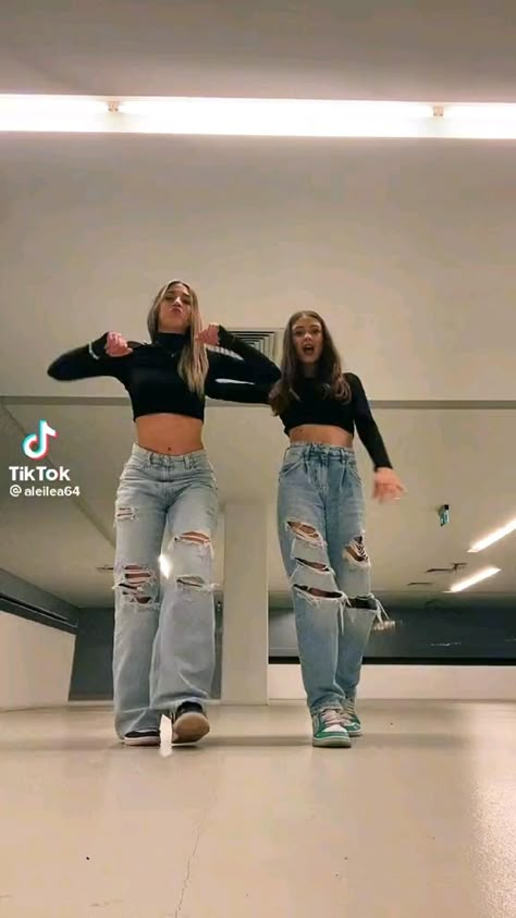 Bar Song Dance, Best Friends Dances, Zara Models Be Like, Bff Trends, Bestie Challenges, Tiktok Dance Bestie, Best Friend Dance Videos, Balletti Tik Tok, Bff Ideas Activities