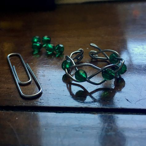 DIY Paperclip Braid Ring Diy Rings With Paper Clips, Diy Paperclip Rings, Diy Paperclip, Paperclip Ring, Diy Paper Rings, Paper Clips Diy, Paperclip Crafts, Wire Jewelry Rings, Rose Gold Paper