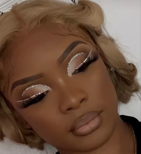 Prom 2k23, Makeup For Girls, Maquillage Yeux Cut Crease, Birthday Makeup Looks, Gold Makeup Looks, Girl Makeup Tutorial, Face Beat Makeup, Prom 23, Glitter Makeup Looks