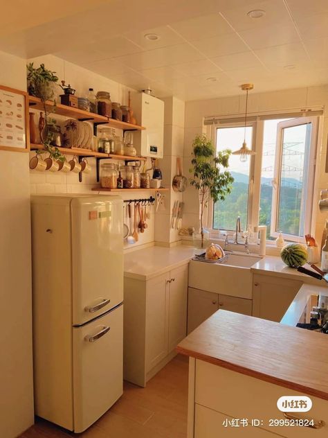 Cute House Kitchen, Small Aesthetic Kitchen, Aesthetic Houses Interiors, Korean Kitchen Design, Kitchen Interior Apartment, Kitchen Esthetics, Korean Apartment Aesthetic, Korean Apartment Interior, Korean Kitchen