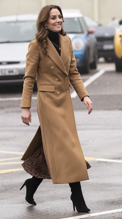 Middleton once again sported her signature piece, wearing a classic camel coat by Massimo Dutti for a visit to the Ely and Careau Children’s Centre in Cardiff, Wales Kate Middleton Coat, Family Photo Outfits Winter, Prins William, Kate Middleton Outfits, Cardiff Wales, Catherine Duchess Of Cambridge, Catherine Elizabeth Middleton, Middleton Style, Catherine Middleton