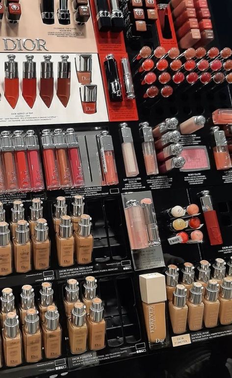 Best Dior Makeup Products, Dior Mekaup, Dior Makeup Looks, Dior Her, Expensive Makeup Brands, Dior Addict Ultra Gloss, Sephora Dior, Dior Lip Oil, Christian Dior Makeup