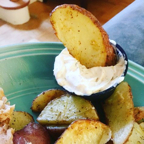 Sriracha sour cream dip with roasted potato wedges Cream Sauce For Potatoes, Sauce For Potatoes, Sour Cream Dipping Sauce, Quick Oatmeal, Roasted Potato Wedges, Sour Cream Dip, Red Skin Potatoes, Cream Dip, Roasted Potato