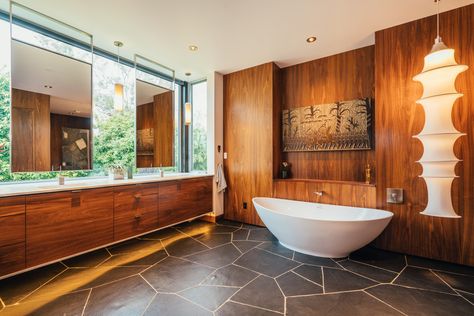 20 Impressive Mid Century Modern Bathroom Designs You Must See Midcentury Modern Bathroom, Vintage Interior Decor, Mid Century Modern Bathroom, Mid Century Bathroom, Post And Beam, Vintage Interior, Mid Century House, Modern Bathroom Design, Luxury Bathroom