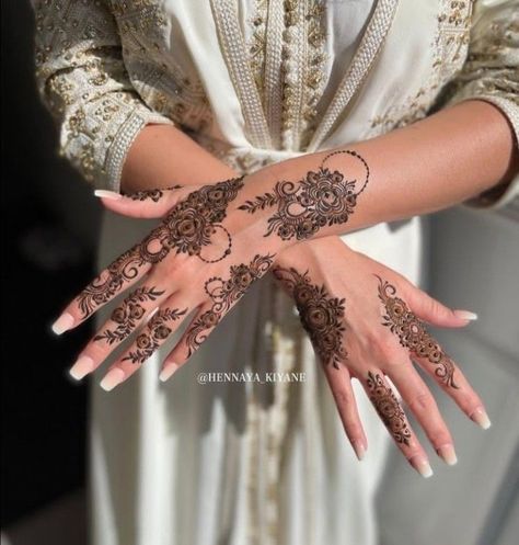 Aesthetic Mehndi, Henna Tattoo Design, Wedding Henna Designs, Henna Designs Back, Cute Henna Designs, Tattoos Henna, Henna Designs Wrist, Arabic Henna Designs, Henna Hand