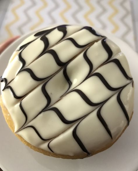 White chocolate glaze White Chocolate Donut, Doughnut Design, White Chocolate Glaze, Pancake Dessert, Chocolate Doughnuts, Food Pic, Donut Worry, Chocolate Donuts, Chocolate Glaze