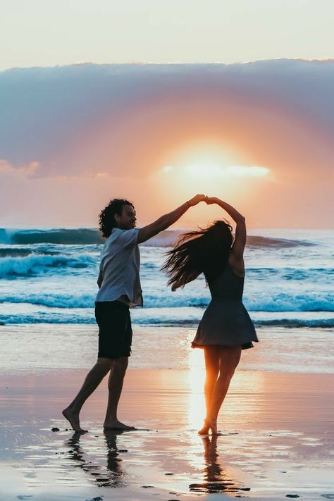 Dancing At The Beach, Sunset Couple Photography, Couples Beach Photography, Shooting Couple, Beach Poses For Couples, Couple Beach Pictures, Ideas Para Fotos, Couple Beach Photos, Beach Photo Session