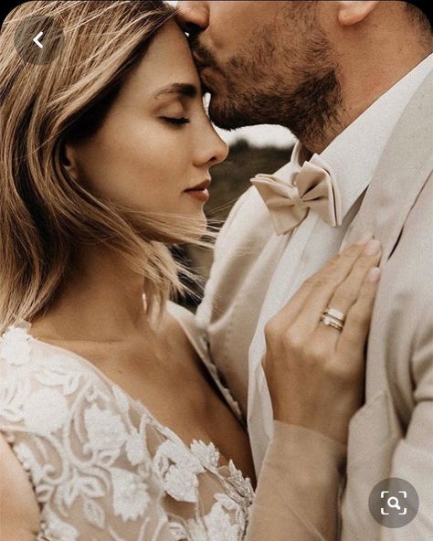 Wedding Portrait Poses, Engagement Pictures Poses, Wedding Photoshoot Poses, Wedding Couple Photos, Wedding Picture Poses, Wedding Couple Poses Photography, Wedding Photography Styles, Wedding Couple Poses, Groom Poses