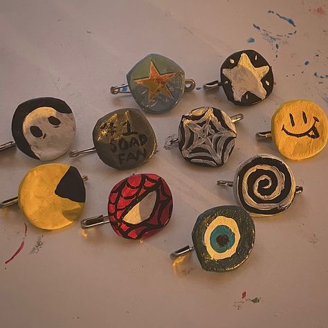 Bottle Cap Pins Diy Punk, Diy Pin Ideas Aesthetic, Diy Badge Ideas, Painted Pins Diy, Homeade Pins, Pin Ideas Diy, How To Make Diy Pins, Pin Art Ideas, Aesthetic Badges