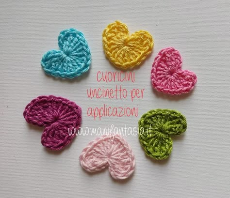 Cuori uncinetto facili: schemi e tutorial - manifantasia Premature Baby, Crochet Heart, Crochet Amigurumi, Appliques, Crochet Baby, Floral Rings, Knit Crochet, Crochet Necklace, Crochet Patterns