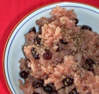 Japanese basics: Osekihan (Sekihan), Festive Japanese Red Rice and Beans | JustHungry Adzuki Bean Recipe, Sweet Sticky Rice, Basic Japanese, Azuki Bean, Adzuki Beans, Japanese Recipe, Sweet Red Bean, Sweet Rice, Rice And Beans