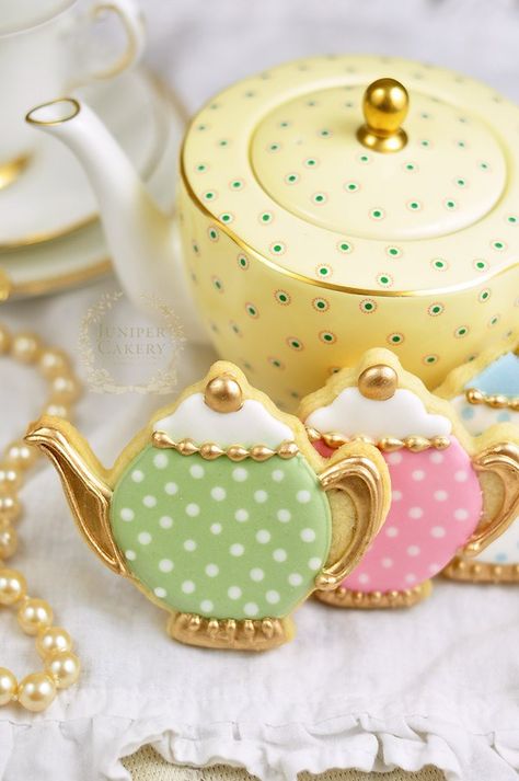 These teapot cookies are perfect favors for tea. The Juniper Cakery, the UK Tea Party Cookies, Teapot Cookies, Iced Biscuits, Pretty Cookies, Fancy Cookies, Creative Cookies, Clotted Cream, Vintage Cookies, Beautiful Cookies