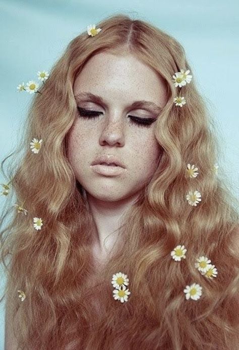 1970’s floral hair, with daisies and soft waves. 70s Hippie Hairstyles, 70s Hairstyles, Hippie Hairstyles, 1970s Hairstyles, 70s Makeup, Hippie 70s, 70s Hair, Mode Hippie, Fashion 70s