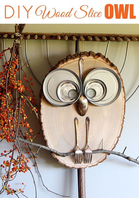 What a hoot! This adorable owl is a super QUICK and EASY DIY wood slice project for fall home decor or any time of the year. A ten minute craft for kids. Diy Scarecrow, Woodworking For Kids, Owl Crafts, Diy Holz, Fall Crafts Diy, Owl Decor, Crafts To Make And Sell, Forks And Spoons, Homemade Crafts