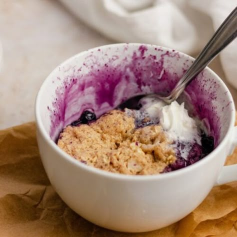 Single-Serve Blueberry Cobbler (W/ 10g of Protein!) - Fit Healthy Macros Blueberry Muffin In A Mug, Breakfast In A Mug, Mug Desserts, Muffin In A Mug, Mug Meals, Microwave Mug, Single Serving Recipes, Blueberry Cobbler, Mug Recipes