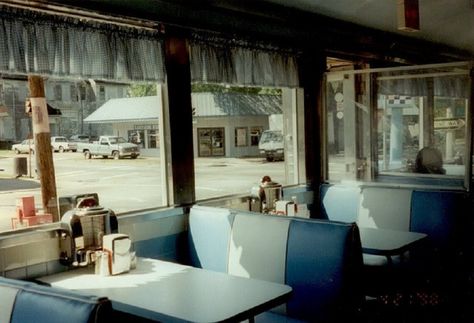 1950's New Jersey style Diner from movie, "Looking for an Echo." Diner Interior, Diner Booth, Diner Aesthetic, 50s Diner, Bg Design, American Diner, Life Is Strange, Interior Trim, Bar Lounge