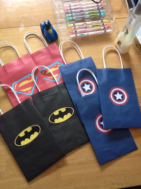 Loot bags for superhero party.  Just printed logos, cut them out, then glued them on.  Fifteen minutes! Superhero Birthday Party Favors, 4de Verjaardag, Marvel Birthday Party, Marvel Party, Avenger Birthday Party, Avengers Party, Bags Ideas, Batman Birthday, Avengers Birthday