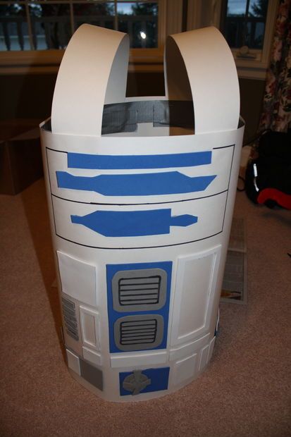 Diy R2d2, C3po Costume, School Glue Crafts, R2d2 Costume, Vampire Costume Diy, Star Wars Costumes Diy, Disfraz Star Wars, Paper Costume, Pirate Costume Diy