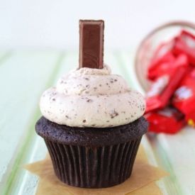 Kit Kat Cupcakes- a great way to use up that leftover Halloween candy! Kit Kat Cupcakes, Leftover Halloween Candy, Amazing Desserts, Buttercream Recipe, Big Board, Yummy Cupcakes, Cupcake Ideas, Kit Kat, Wrap Recipes