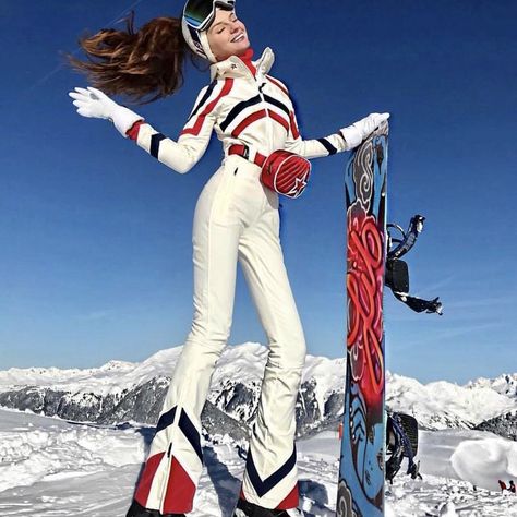 Outfit Neve, Skiing Aesthetic Outfits, Mode Au Ski, Ski Outfit For Women, Ski Trip Outfit, Aesthetic Outfits Vintage, Ski Style, Trip Outfit, Ski Jumpsuit