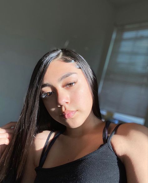 Side Part Edges Hair, Straight Hair And Edges, Hairstyles With Rubber Bands Latina, Half Up Half Down Edges, Straight Hairstyles With Edges, Mixed Girl Straight Hair, Straight Hair Edges, Hairstyles With Edges Latina, Straight Hair With Edges