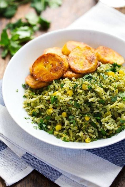 This Green Mexican Rice with Corn is made with spinach, jalapeno, garlic, and cilantro, and it goes perfectly with anything! | pinchofyum.com Tomatillo Rice, Mexican Rice With Corn, Garlic Corn, Coriander Rice, Rice With Corn, Herb Rice, Fried Plantain, Lunch Sides, Fried Plantains