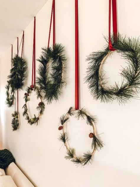 Wall Of Wreaths, Church Xmas Decorations, Christmas Wreaths Wall, Wall Decoration Christmas Diy, Christmas Entry Ways, Big Wall Christmas Decor, Wreaths On Wall, Christmas Wreath Alternatives, Christmas Decor Wall Ideas