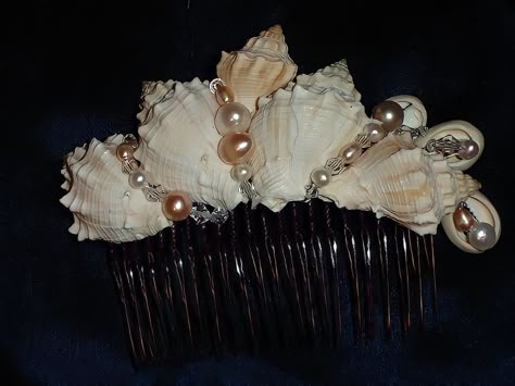 No Ordinary Girl, Siren Mermaid, Mermaid Aesthetic, Metal Comb, Mermaid Dreams, Sea Witch, Seashell Crafts, Shell Art, Shell Crafts