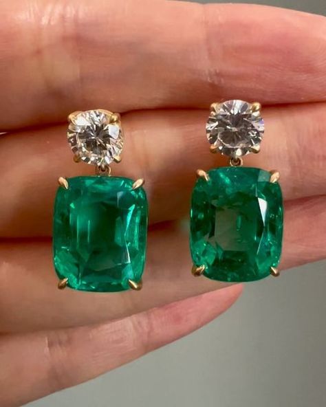 Simon Teakle on Instagram: "A pair of emerald and diamond drop earrings, each cushion shaped Colombian emerald suspended from a circular cut diamond top, mounted in 18kt gold. Available @simonteaklejewelry #colombianemeralds #colombianemeraldearrings #colombianminoroil #simonteaklejewelry #simonteakleavailable" Diamond Top, Colombian Emeralds, Emerald Earrings, Diamond Drops, Gorgeous Jewelry, Diamond Drop Earrings, Instagram A, Diamond Cuts, Emerald