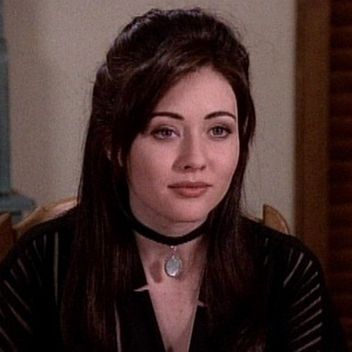 You Know You're A '90s Kid When ... | Odyssey Shannon Doherty, 90210 Fashion, 90s Choker, 90s Hair, Charmed Tv, 90s Trends, Shannen Doherty, Melrose Place, Fashion 90s