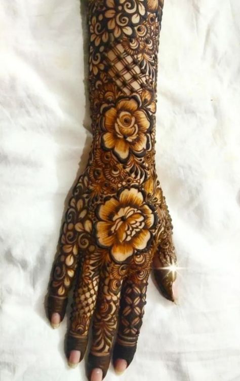 Cut Work Mehndi Design, Elegant Henna, Circle Mehndi, Mehndi Designs Front Hand, Circle Mehndi Designs, Wallpaper Girly, Front Hand, Iphone Wallpaper Girly, Mehndi Design