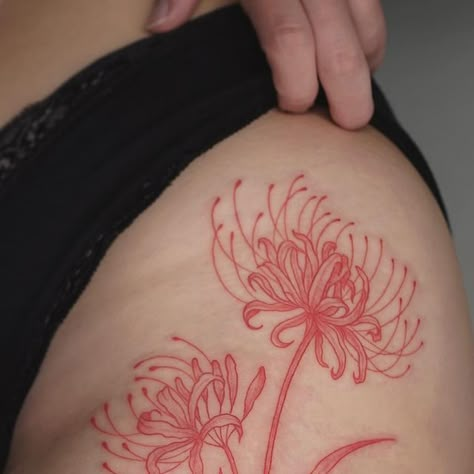 🎨 on Instagram: "🩸Red Spider Lily🩸 • • At @oops.tattoo.haifa • #tatt #spiderlily #redlily #lily #lilyflower #flowertattoo #flower #red #ink #inktattoo #inkart #inkedgirls #redink #redtattoo #redflowers #art #artgallery #sketch" Red Spider Lily Tattoo Leg, Spider Lily Hip Tattoo, Red Tiger Lily Tattoo, Spider Lily Leg Tattoo, Spider Lily Tattoo Thigh, Spider Lilly Tatoos Design, Spider Lily Tattoo Black, Red Spider Lily Tattoo Design, Red Lily Tattoo