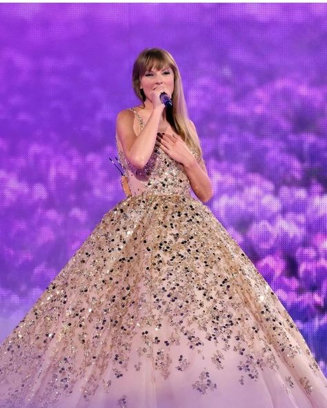 Beaded Ball Gown, Taylor Swift Fotos, Taylor Swift Tour Outfits, Beaded Ball, Taylor Swift Speak Now, Estilo Taylor Swift, Taylor Swift Cute, Swift Photo, Beaded Tulle