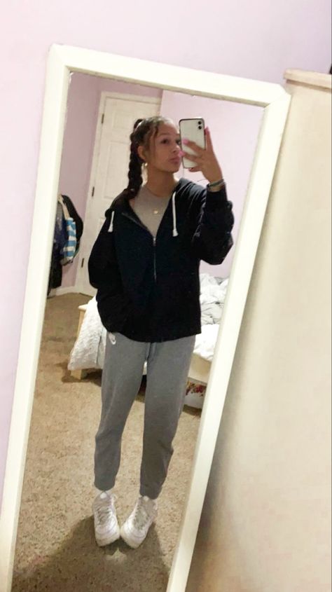 Cold Weather Outfits Sweatpants, Things To Wear With Sweatpants, Comfy Outfits Lazy Sweatpants, Comfy Sweatpants Outfit, Outfits With Grey Sweatpants, Nike Sweatpants Outfit, Styling Sweatpants, Outfits With Sweatpants, Comfy Outfits Lazy