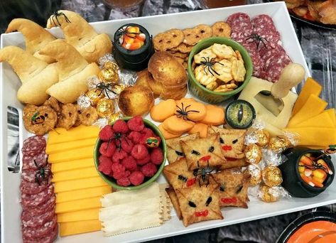 Let your love of Harry Potter run wild with a fun HP-themed charcuterie board perfect for Halloween or birthday party or just because you love Harry Potter! Hogwarts Charcuterie Board, Harry Potter Cheese Board, Harry Potter Themed Charcuterie Board, Harry Potter Snack Board, Harry Potter Buffet, Harry Potter Appetizers, Harry Potter Charcuterie, Harry Potter Charcuterie Board, Harry Potter Tea Party