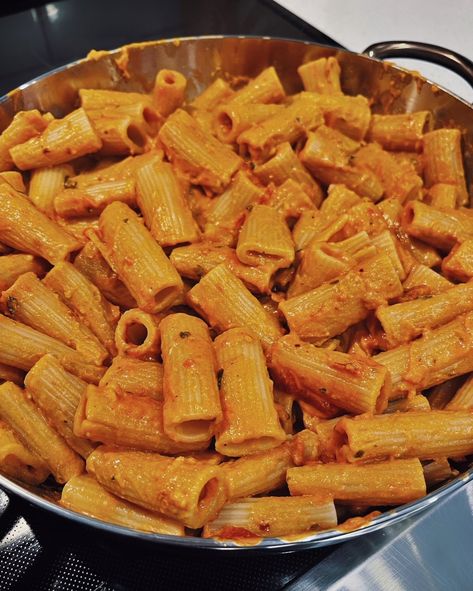 Dairy-Free Spicy Rigatoni Great Jones Cookware Review Carbone Spicy Rigatoni, Vegetarian Pasta Recipes Easy, Easy Healthy Pasta, Rigatoni Pasta Recipes, Easy Vegetarian Pasta, Vegetarian Pasta Recipe, Spicy Rigatoni, Pasta Recipe Easy, Spicy Pasta Recipes