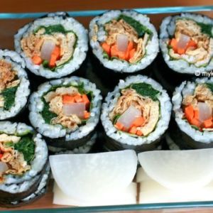 Korean Style Inari Roll (Yubu Kimbap) - My Korean Kitchen Resep Sushi, Seaweed Wrap, Bento Recipes, Korean Dishes, Bulgogi, Sushi Rolls, Yummy Yummy, How To Cook Eggs, Korean Food