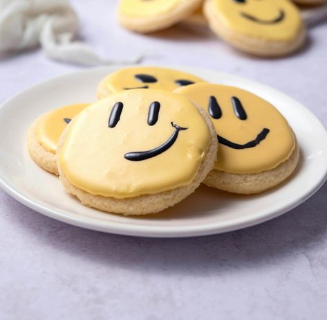 Smiley Face Cookies, Smiley Cookies, Sugar Cookie Buttercream Frosting, Face Cookies, Flood Icing, Cookie Business, Cookie Company, Cookie Frosting, Gel Food Coloring