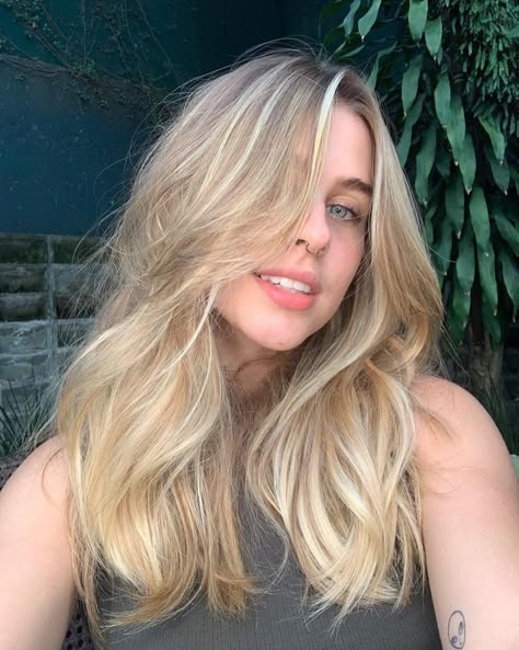 Soft And Shiny Hair, Dyed Blonde Hair, Hair Blond, Inspo Hair, Blonde Hair Inspiration, Blonde Hair With Highlights, Brown Blonde Hair, Hair Inspo Color, Hair Envy