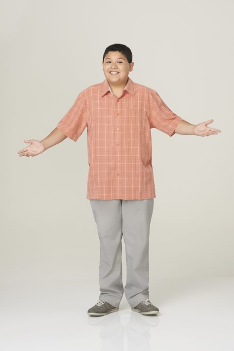 Modern Family - Season 6 Promo Modern Family Promo Photos, Cam Modern Family, Celebrity Poses, Pinterest Icons, Rico Rodriguez, Ed O Neill, Honest Reaction, Me Core, Family Stock Photo