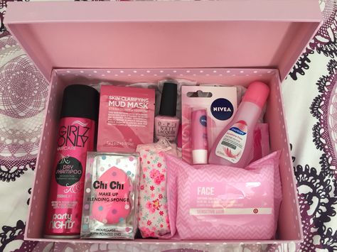 Box of pink goodies for my friends birthday Makeup Box Gift Ideas, Business Gift Baskets, Summer Basket, Girly Christmas Gifts, Holiday Baskets, Cool Gifts For Teens, Sephora Skin Care, Pink Lifestyle, Diy Gift Set