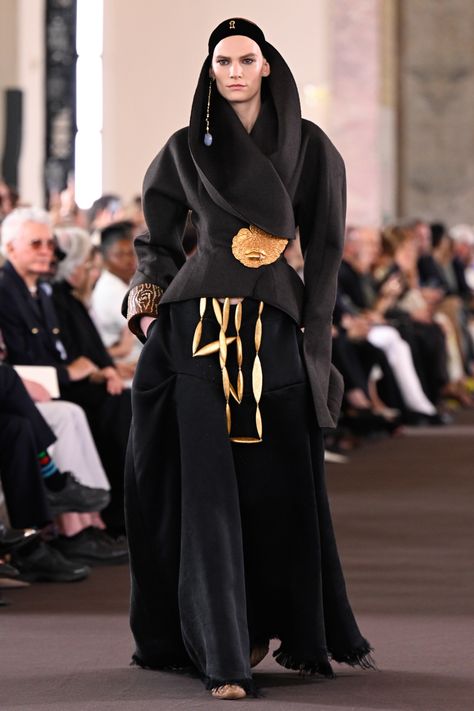 Schiaparelli Couture Fall 2023 [PHOTO] – WWD Schiaparelli Couture, Fashion Identity, Fashion Gal, 2023 Photo, Conceptual Fashion, Elsa Schiaparelli, Viking Woman, Outfit Layout, Fur Clothing