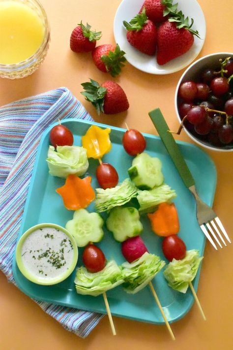 Salad on a stick: A fun way to serve the kiddos their daily serving of veggies! Salad On A Stick, Salads For Kids, Healthy Oatmeal, Summer Salad Recipes, On A Stick, Pretty Party, Health Breakfast, Health Snacks, A Stick