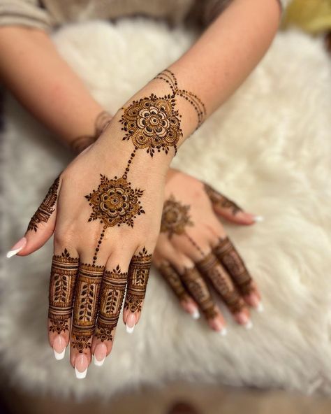 Small Mehndi Designs, Small Mehndi, Mehndi Designs For Front Hand, Simple Henna Designs Hand, Round Mehndi Design, Mehndi Designs Bridal Hands, Simple Henna Tattoo, Latest Henna Designs, Rose Mehndi Designs