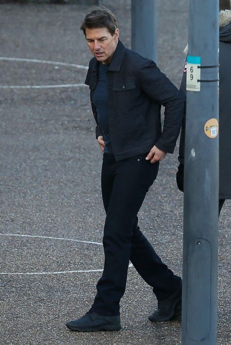 Tom cruise Looks Tom Cruise Outfit, Brad Pitt Style, Ethan Hunt, Cruise Pictures, Nyc Outfits, Miles Teller, All Black Dresses, Cruise Outfits, Mission Impossible