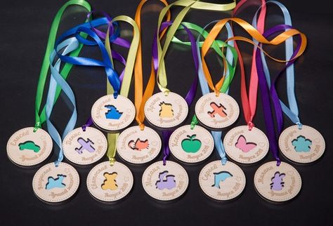 https://3axis.co/laser-cut-wooden-medals-for-school-cdr-file/lopqvrk7/ Glowforge School Projects, Back To School Laser Ideas, School Medals Aesthetic, Medals Aesthetic, Lazer Cut Designs, Laser Cut Toys, Award Ribbons, Laser Cut Box, Acrylic Laser Cut