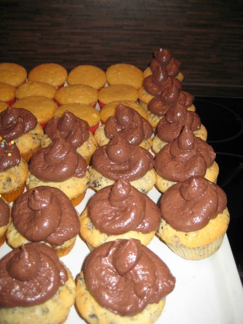 My wife's first attempt at cupcakes - Imgur (They do not look appetizing...but they do look like something else)  Just sayin' Poop Cake, How To Make Something, Gross Food, Bizarre Foods, Food Combining, Weird Food, Chocolate Frosting, How To Make Chocolate, Funny Pics