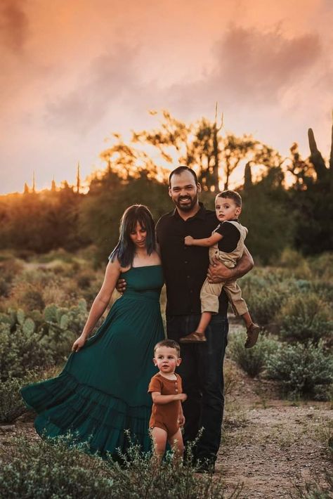 Dark And Moody Family Photos, Editorial Outdoor, Outdoor Family Photos Fall, Fall Photoshoot Family, Natural Portrait, Mommy And Me Photo Shoot, Fall Pics, Photoshoot Family, Dark Fall